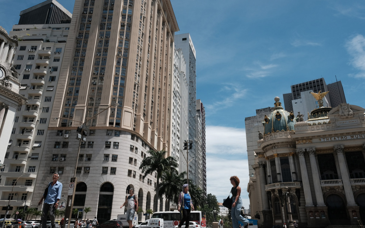 Clima tempo na pra&ccedil;a Floriano, Cinel&acirc;ndia, nesta Ter&ccedil;a-feira (17). - Pedro Ivo / Ag&ecirc;ncia O Dia 