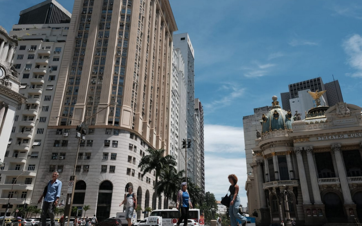 O sol apareceu durante a manhã desta terça (17), mas a previsão é de chuva fraca a moderada a qualquer hora do dia - Pedro Ivo/Agência O DIA