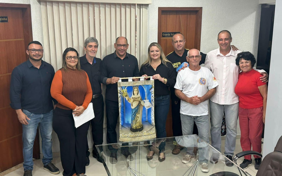 Prefeito Marcelo Magno (PL) recebe imagem peregrina de Nossa Senhora dos Remédios de comitiva representando o padre Helcimar Sardinha