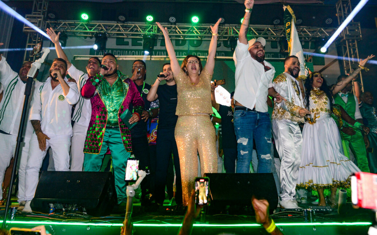 Diretoria, carnavalesco e outros integrantes da Imperatriz durante anúncio da junção dos sambas - Nelson Malfacini/Divulgação Imperatriz