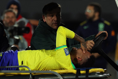 Neymar deixa campo de maca e médicos suspeitam de grave lesão