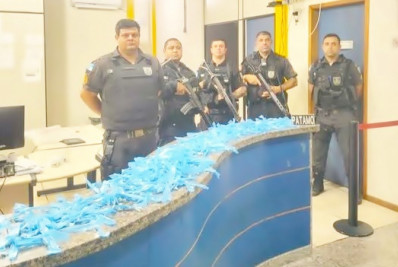 PM de Quissamã detém suspeito de tráfico de drogas em frente a escola