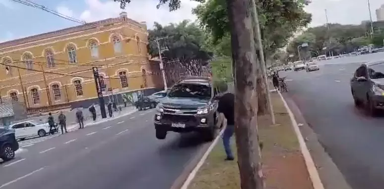Vídeo: viatura da Rota perde o controle ao realizar manobra e atinge casal de motociclistas em SP