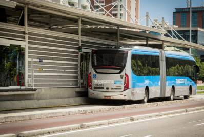 Mulher fica ferida ao tentar desembarcar de BRT em movimento