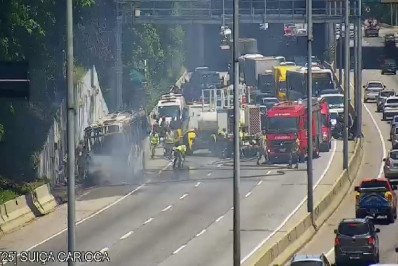 Ônibus pega fogo e interdita Linha Amarela