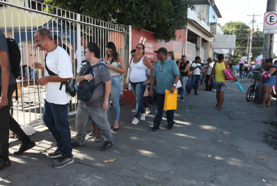 Feira de empregos e estágios atrai centenas de candidatos à Zona Oeste do Rio