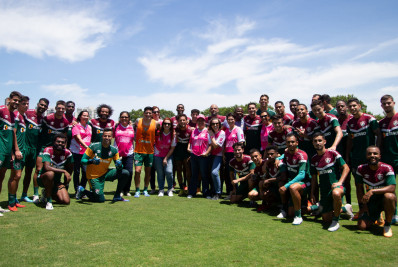 Mulheres em tratamento contra o câncer de mama visitam o CT do Fluminense e conhecem os jogadores