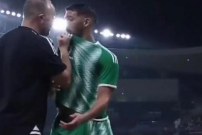 Técnico da Argélia agarra jogador pelo pescoço após ser ignorado em substituição