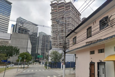 Operário morre e quatro trabalhadores ficam pendurados a mais de 100 metros de altura em SP