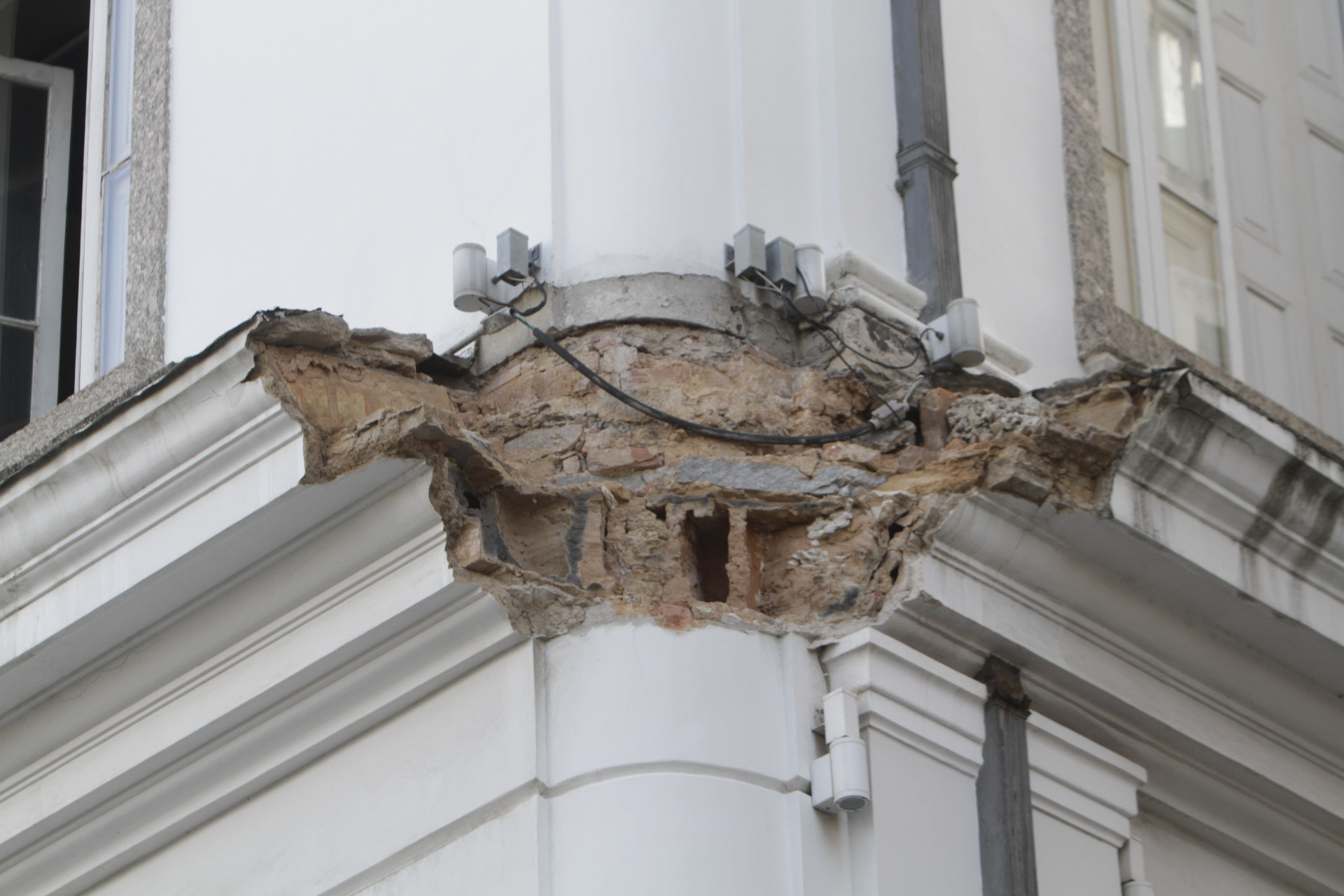 Marquise que desabou em ag&ecirc;ncia dos Correios segue sem reparos desde maio deste ano - Marcos Porto/Ag&ecirc;ncia O Dia