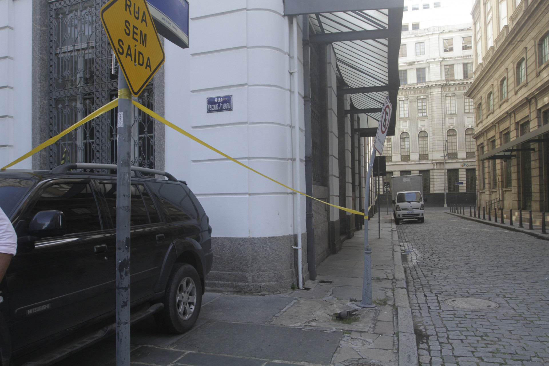 Cal&ccedil;ada abaixo de marquise que desabou, na ag&ecirc;ncia dos Correios, segue interditada - Marcos Porto/Ag&ecirc;ncia O Dia