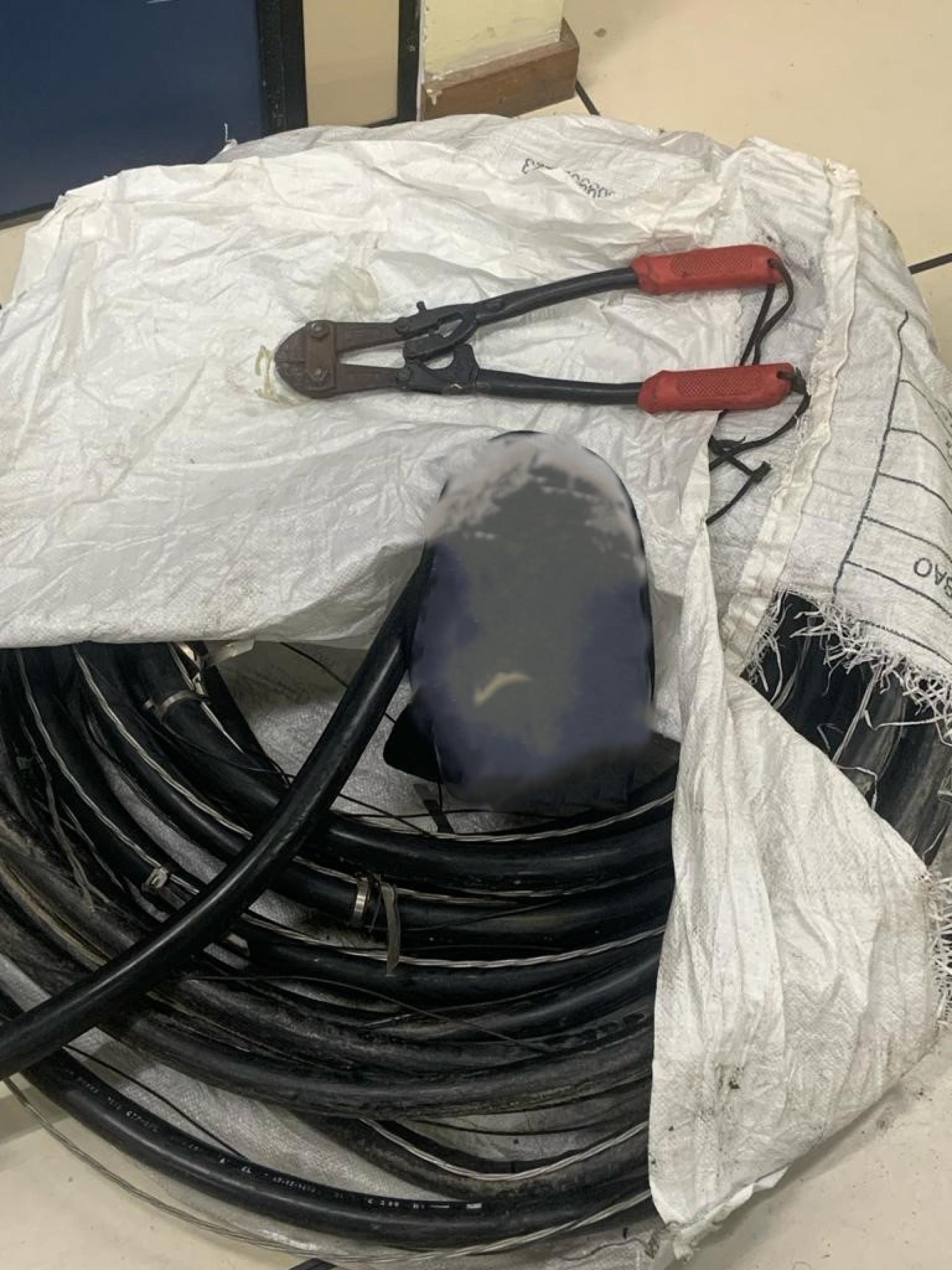 Policiais do 9° BPM apreenderam cabos e um alicate de corte em Quintino Bocaiúva