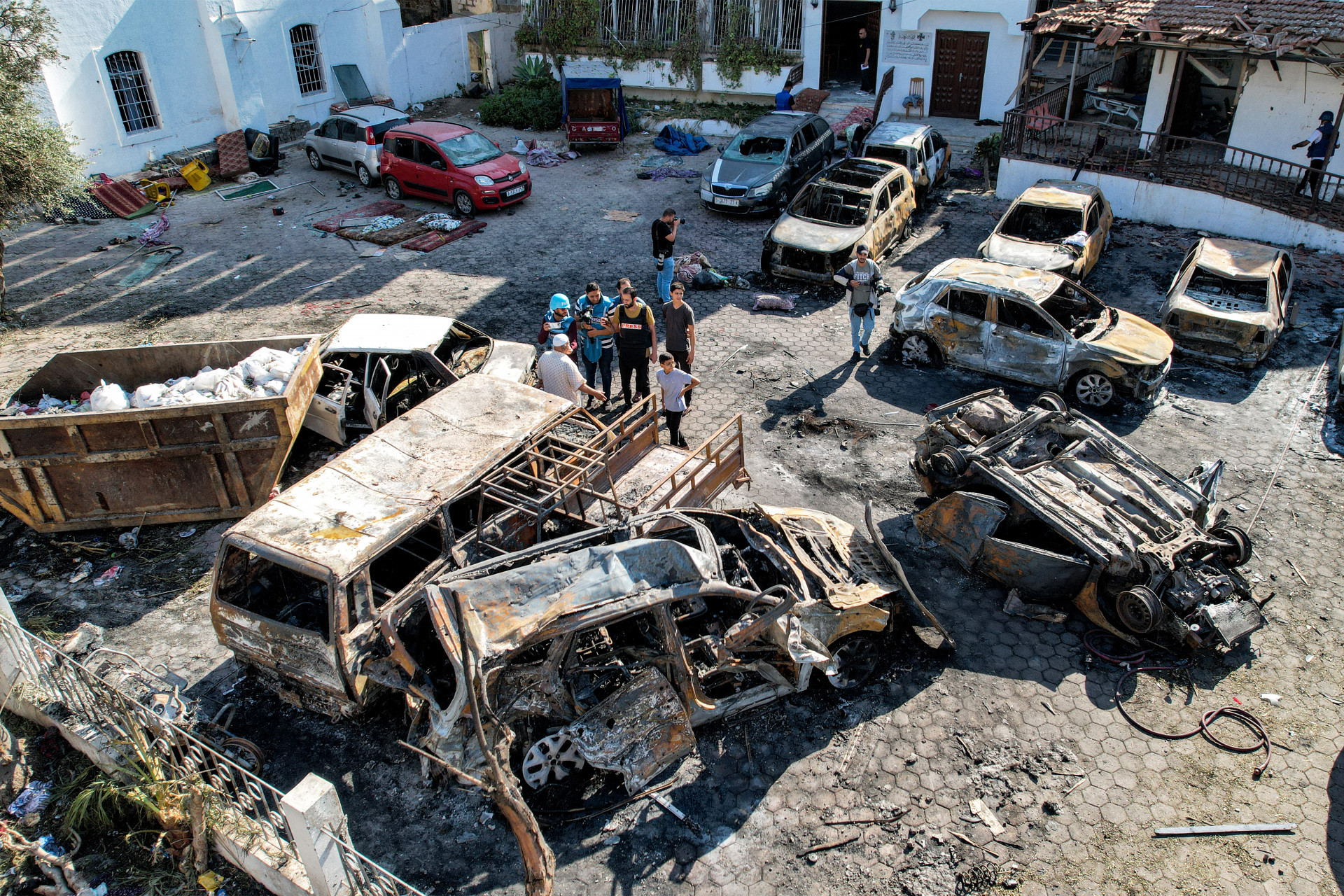 Estacionamento do hospital al-Ahli ficou quase completamente destruído pela explosão - Shadi AL-TABATIBI / AFP