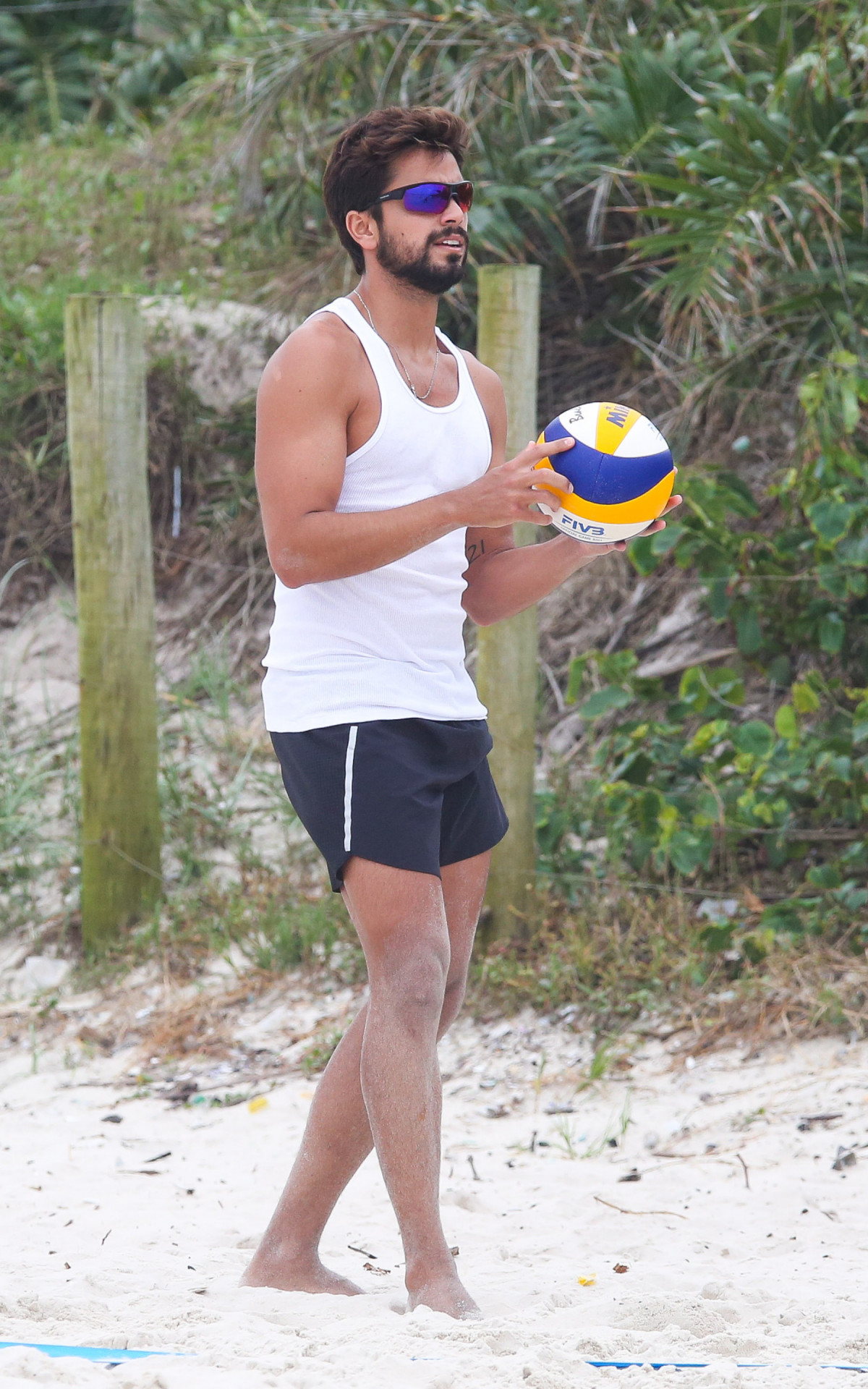  Rodrigo Simas se exercita em praia da Zona Oeste do Rio