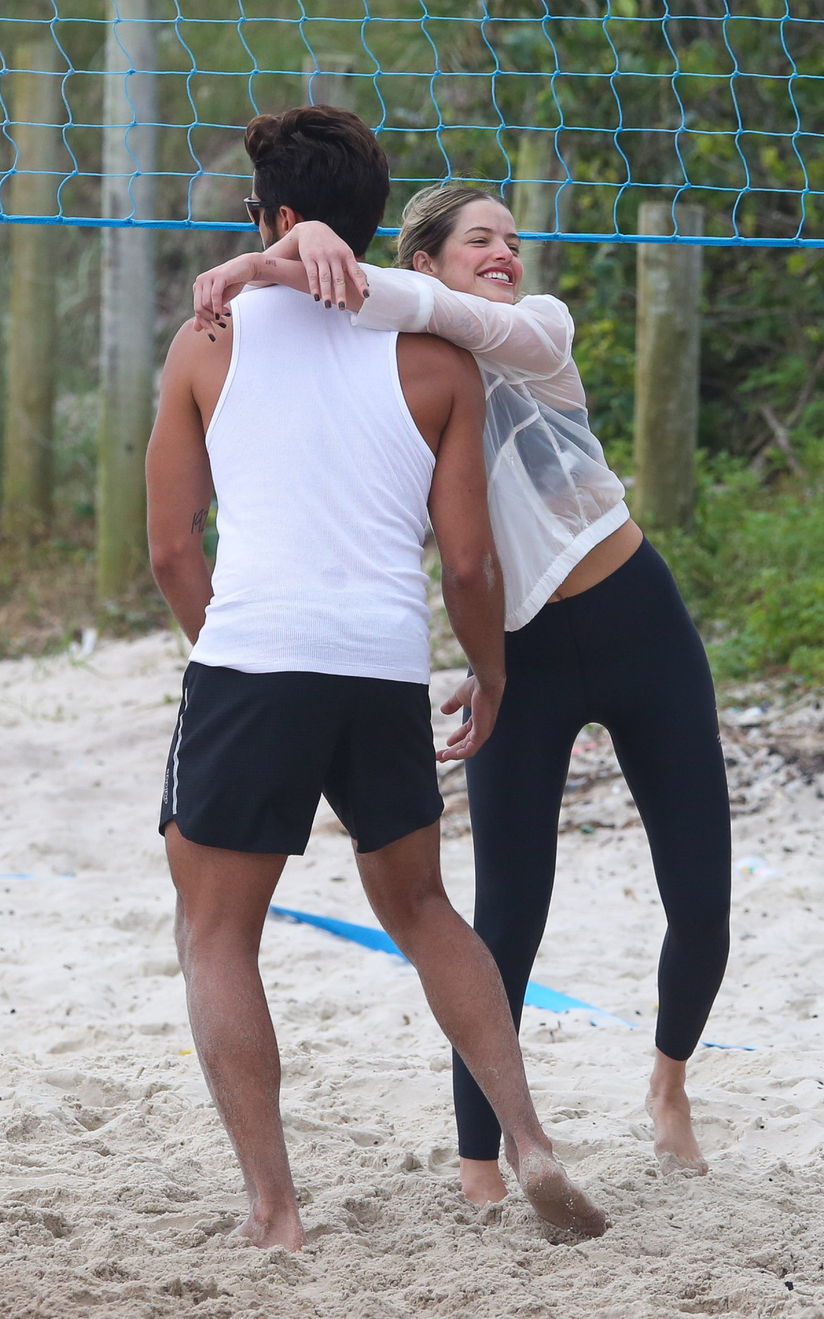 Agatha Moreira e Rodrigo Simas se exercitam em praia da Barra da Tijuca