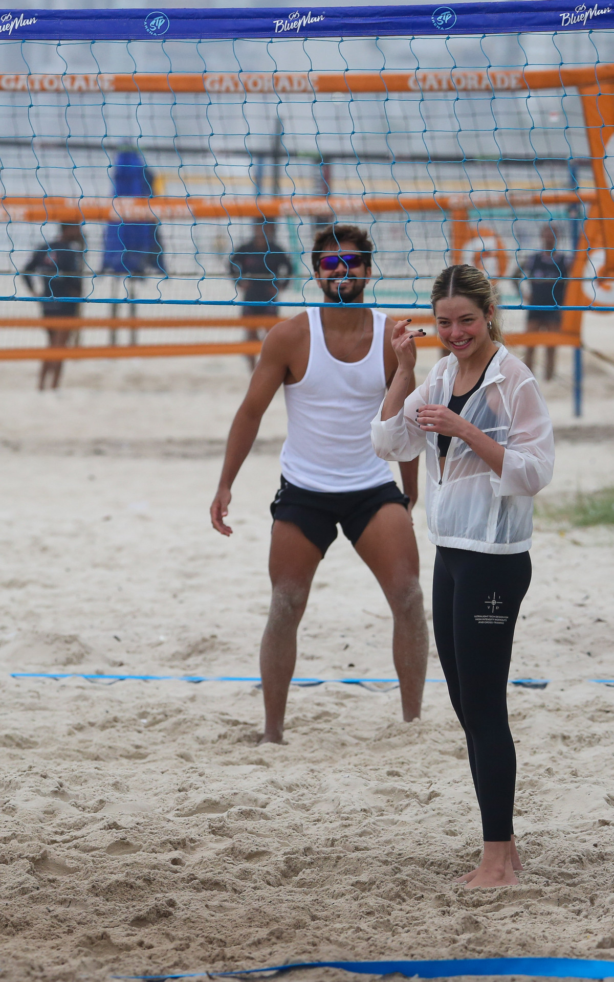 Agatha Moreira e Rodrigo Simas se exercitam em praia da Barra da Tijuca