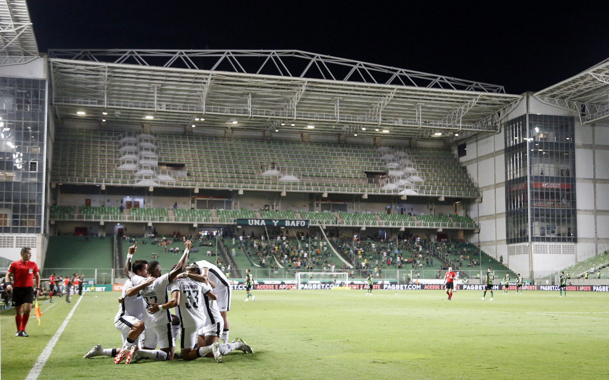 Jogadores do Botafogo, comemorando gol na partida entre Am&eacute;rica MG x Botafogo pelo Campeonato Brasileiro no Est&aacute;dio Arena Independ&ecirc;ncia. Na noite desta quarta-feira (28), em Belo Horizonte, MG.
 - Vitor Silva /Botafogo