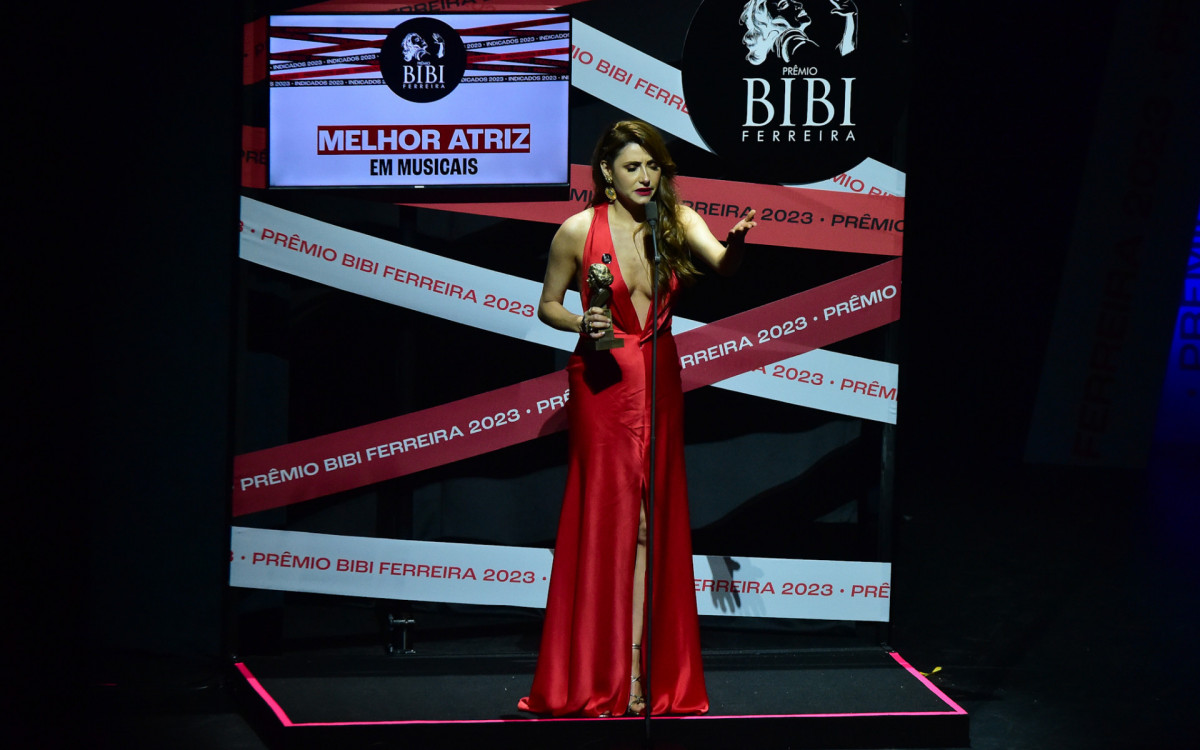 Bruna Guerin recebe o troféu de Melhor Atriz no Prêmio Bibi Ferreira