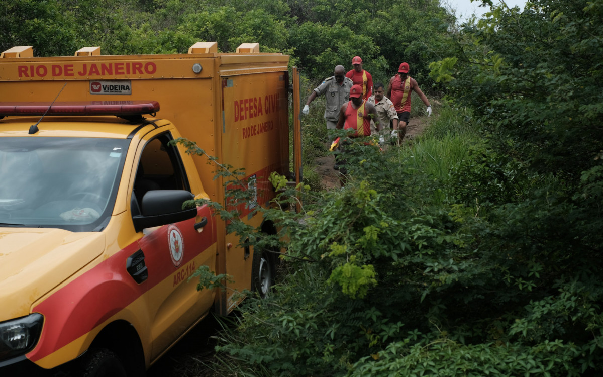 Corpo do rapaz desaparecido no Mirante do Roncador, no Recreio dos Bandeirantes, foi encontrado boiando próximo as pedras. Bombeiros salva vidas e a defesa civil fizeram o resgate do corpo. Foto: Pedro Ivo/ Agência O Dia - Pedro Ivo/ Agência O Dia                                                                                                                                                                                                                                                       