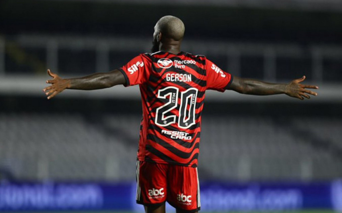 Tite escala Gerson como titular em treino do Flamengo