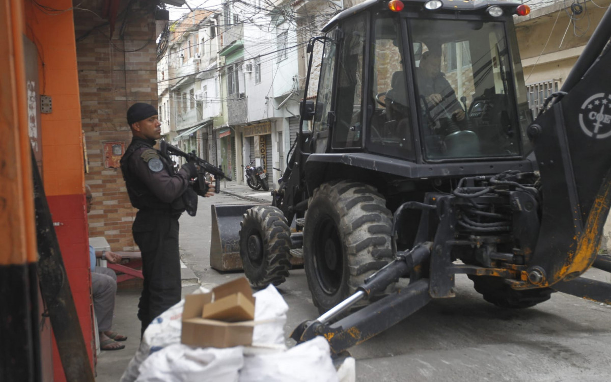 Agentes do Bope atuam no Complexo da Maré na manhã desta quinta-feira (18) - Reginaldo Pimenta/Agência O DIA