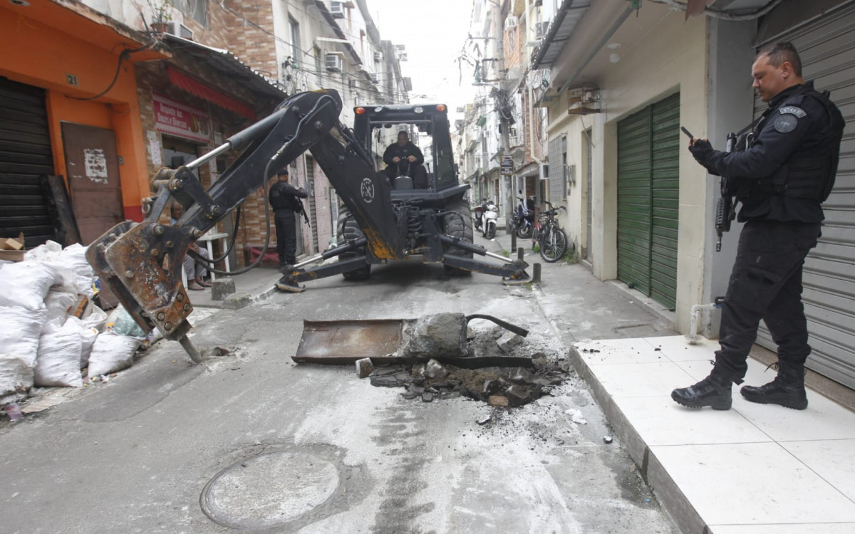 Agentes do Bope atuam no Complexo da Maré na manhã desta quinta-feira (18) - Reginaldo Pimenta/Agência O DIA