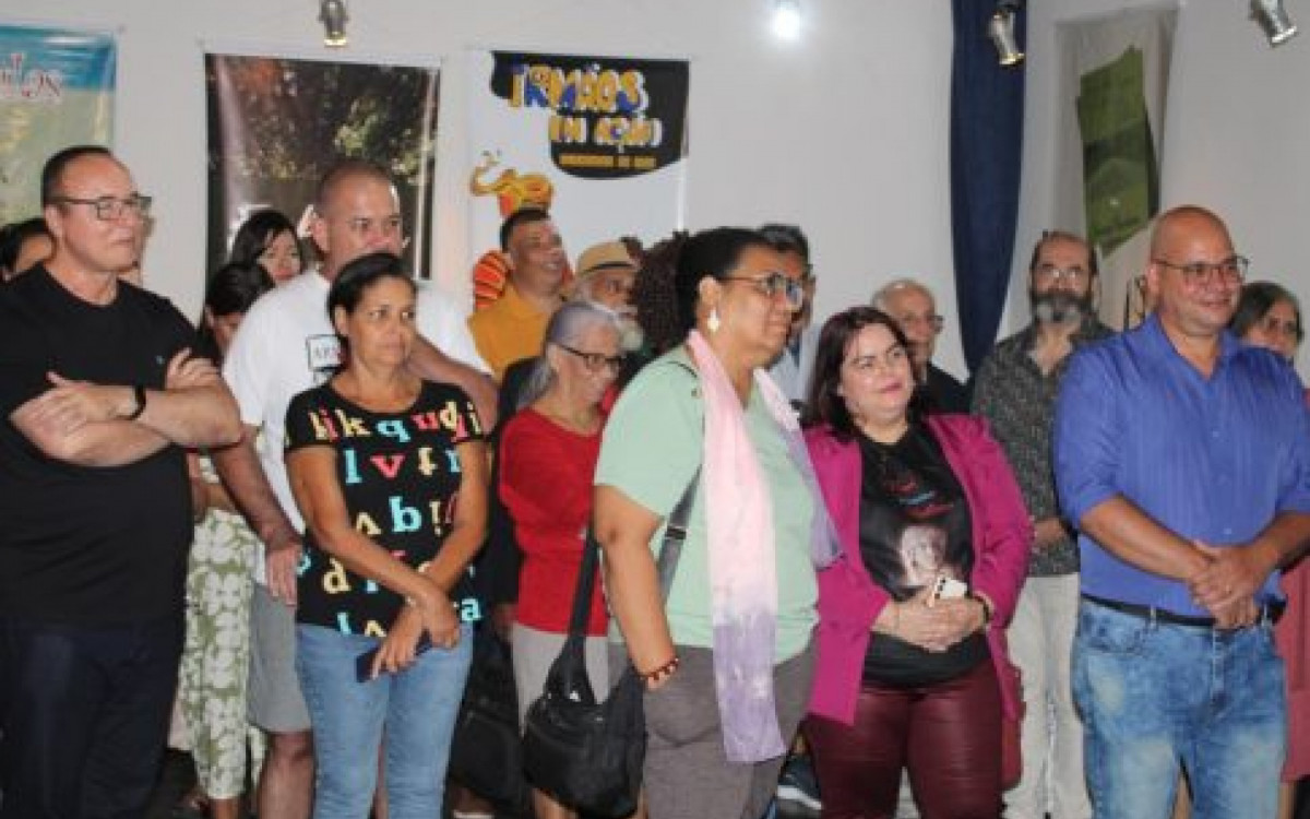 Pessoas prestigiando o evento 