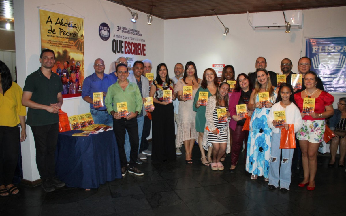Diretora municipal de cultura, representante da Associação e Alunos 