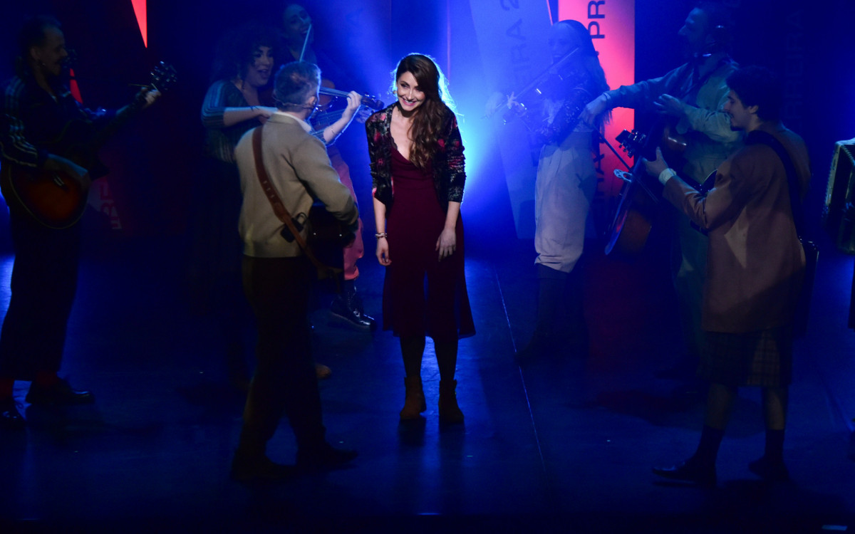 Lucas Lima e Bruna Guerin se apresentam no Prêmio Bibi Ferreira