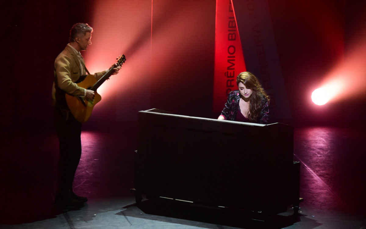 Lucas Lima e Bruna Guerin se apresentam no Prêmio Bibi Ferreira