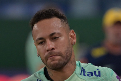 Neymar passa por cirurgia no joelho esquerdo, em Minas Gerais