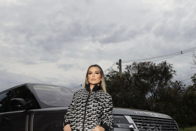 Deolane Bezerra compra carro de luxo e relembra passado 