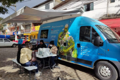 Unidade móvel da Enel atende clientes em Paraty
