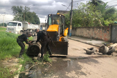 PM realiza operação de remoção de barricadas na comunidade do Sebinho