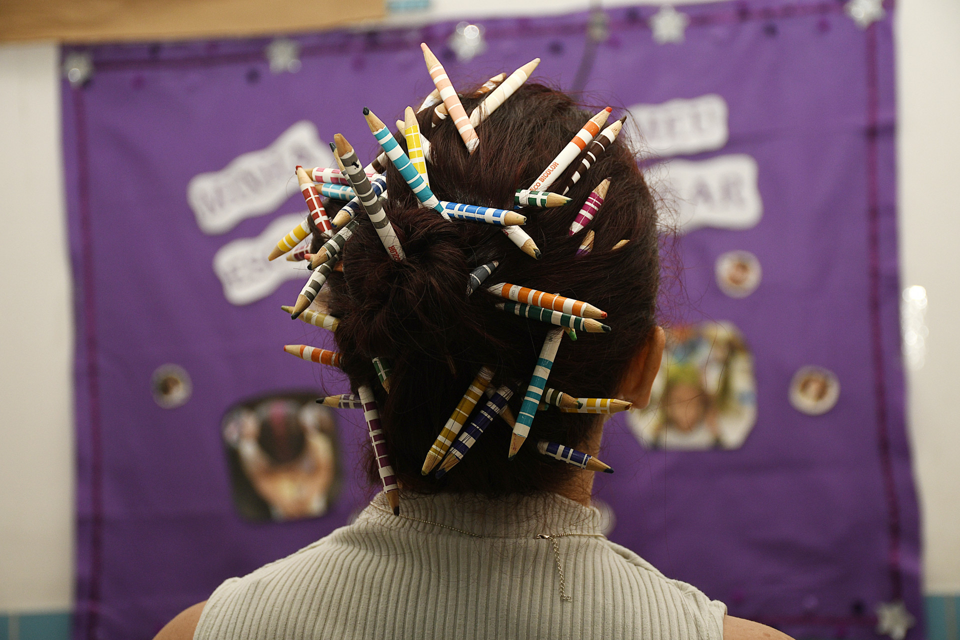 Professora utilizou l&aacute;pis usados em sala de aula para entrar na brincadeira com os alunos - Divulga&ccedil;&atilde;o / PMNI