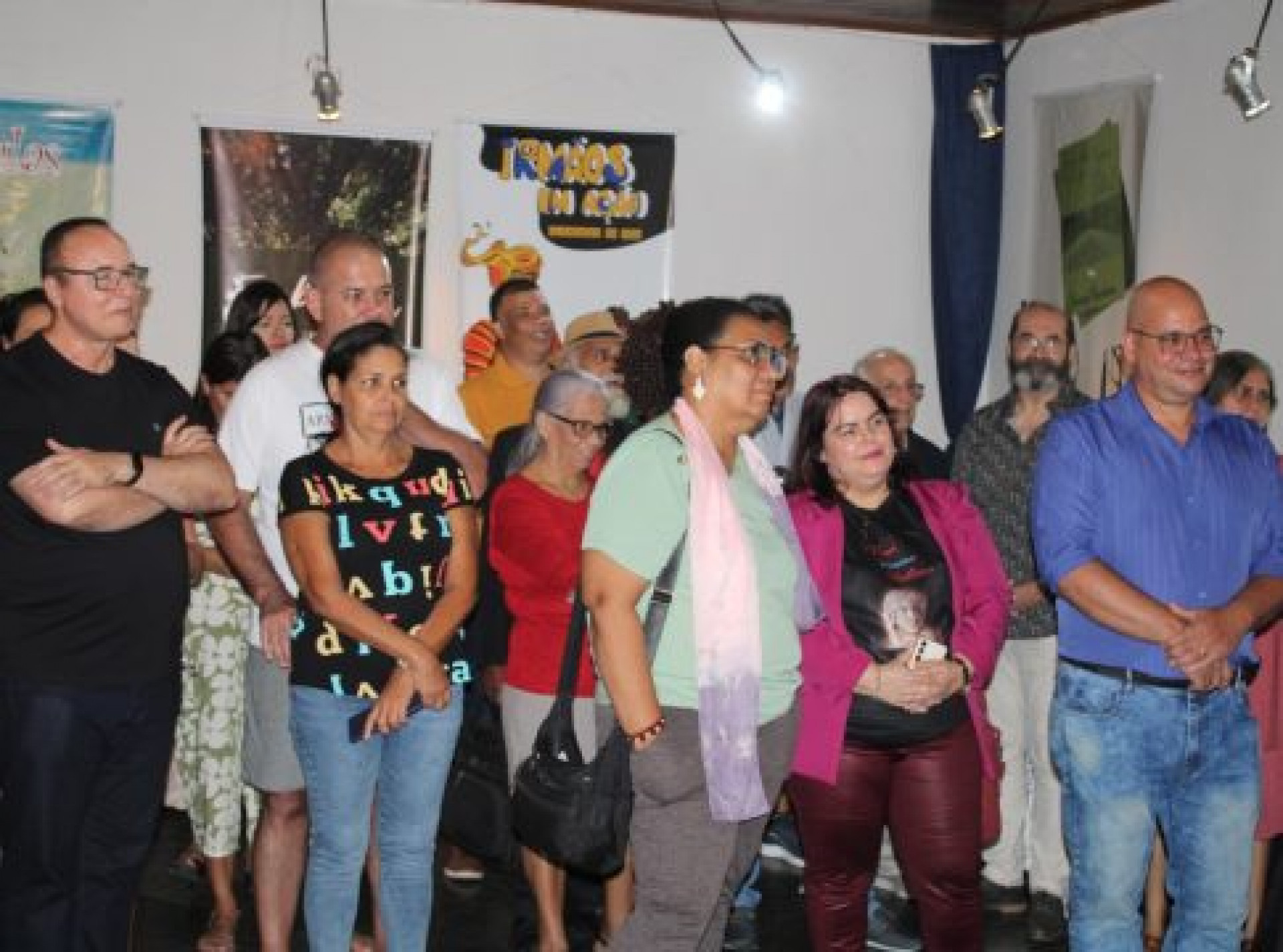 Pessoas prestigiando o evento 