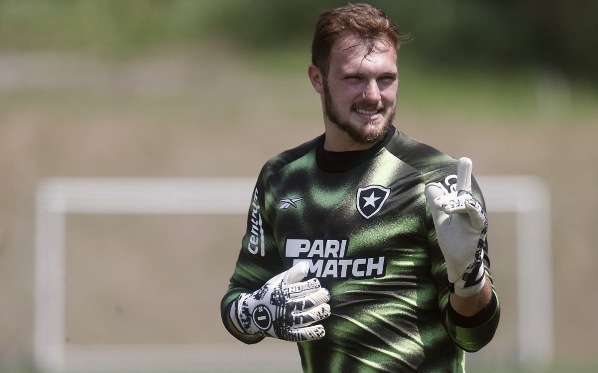 Perri está com a seleção brasileira, mas será titular do Botafogo contra o Fortaleza