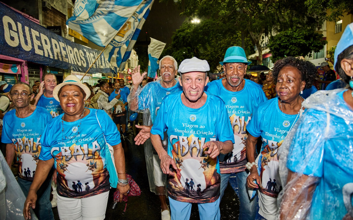 Integrantes da Velha Guarda da Vila durante ensaio na 28 de Setembro