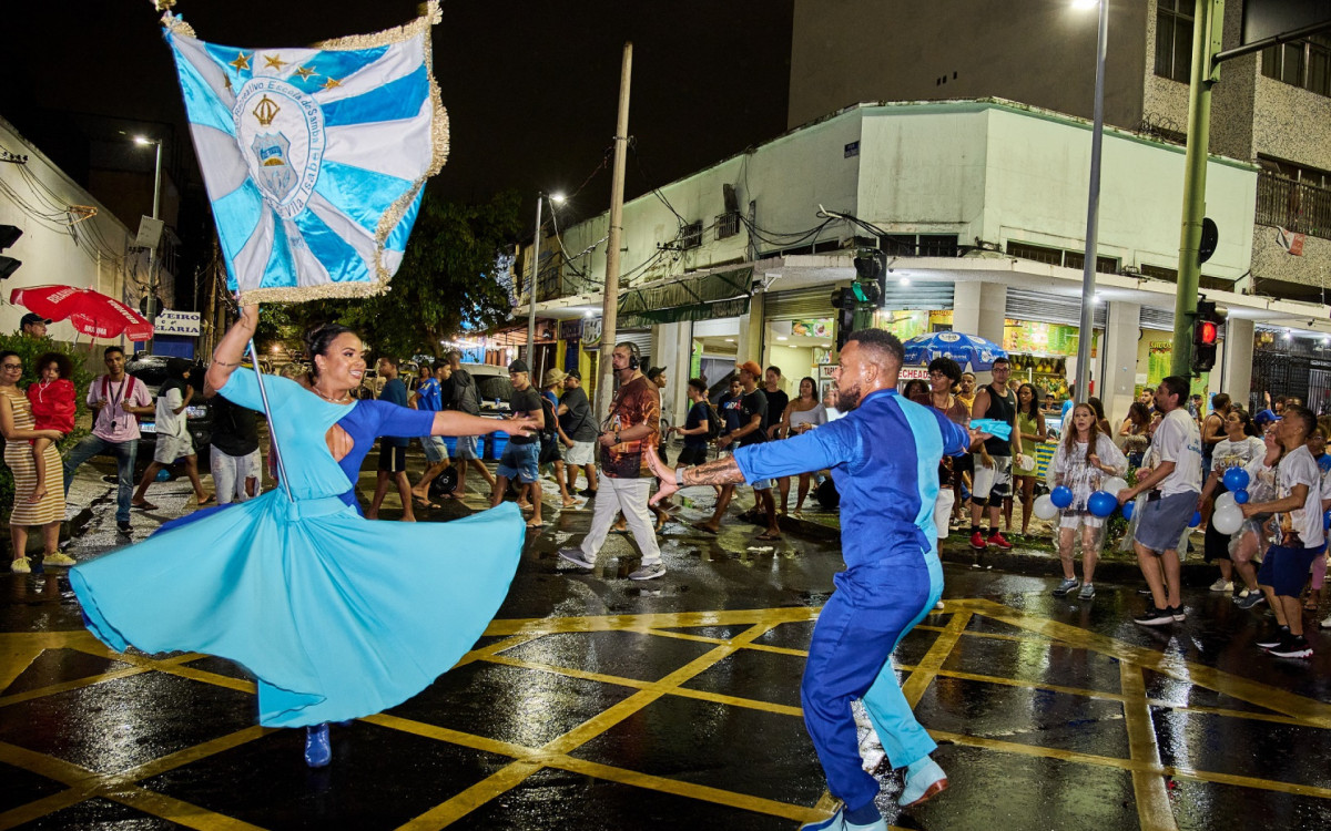 Casal de mestre-sala e porta-bandeira da Vila deu show no primeiro ensaio de rua - Fausto Ferreira / Vila Isabel