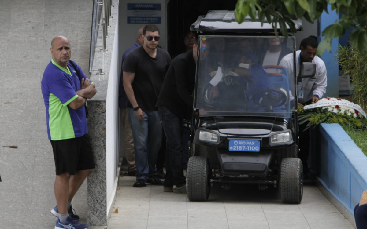 Sheila Macedo da Silva, de 65 anos, foi sepultada no Cemitério do Pechincha nesta quinta-feira (19)