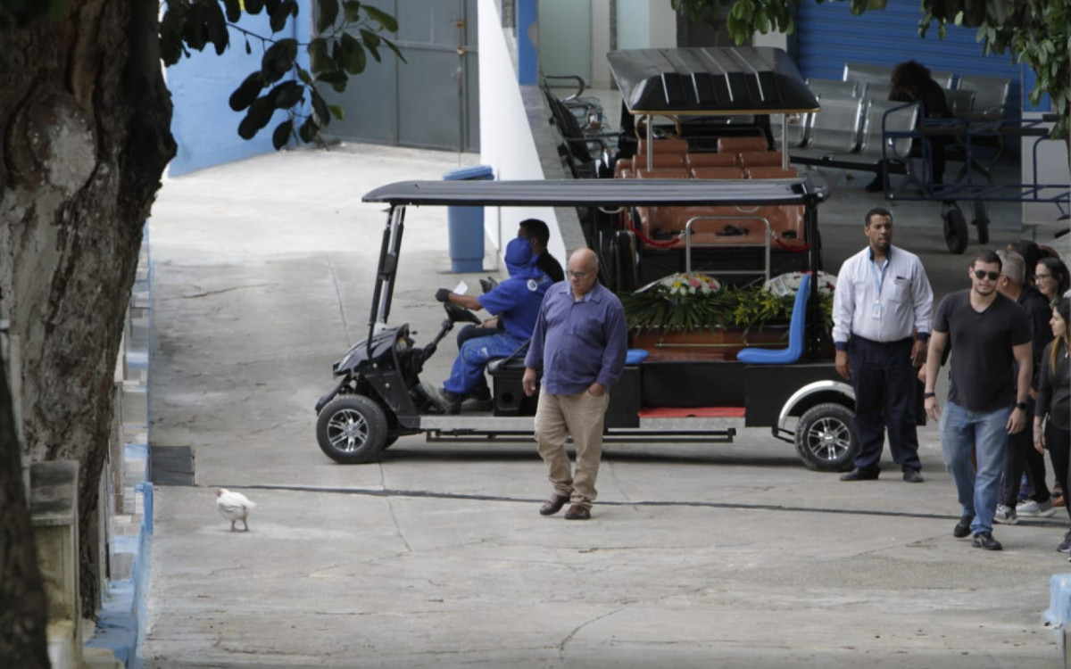 Sheila Macedo da Silva, de 65 anos, foi sepultada no Cemitério do Pechincha nesta quinta-feira (19)