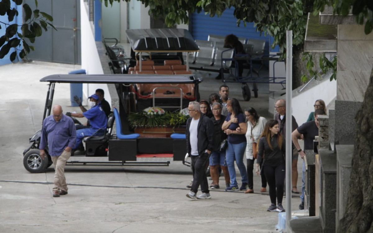 Sheila Macedo da Silva, de 65 anos, foi sepultada no Cemitério do Pechincha nesta quinta-feira (19) - Marcos Porto / Agência O Dia