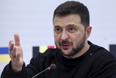 EUA pede para Zelensky 'baixar o tom' e assinar acordo mineral em troca de ajuda