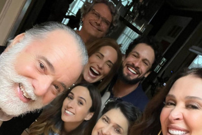 Claudia Raia posa ao lado de atores de 'Terra e Paixão': 'Amando demais a receptividade'