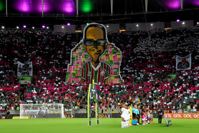 Torcida do Fluminense faz mosaico em homenagem a Cartola