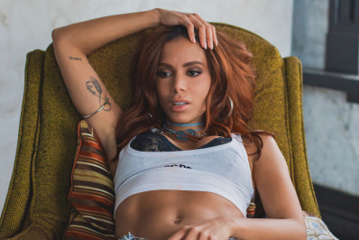 'Se fosse em outra época, transformava esse clipe em vida real', brinca Anitta sobre 'Mil Veces'