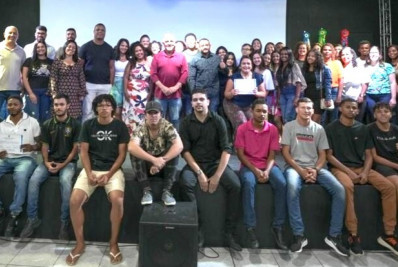 Alunos recebem certificados de cursos profissionalizantes em parceria com a Faetec