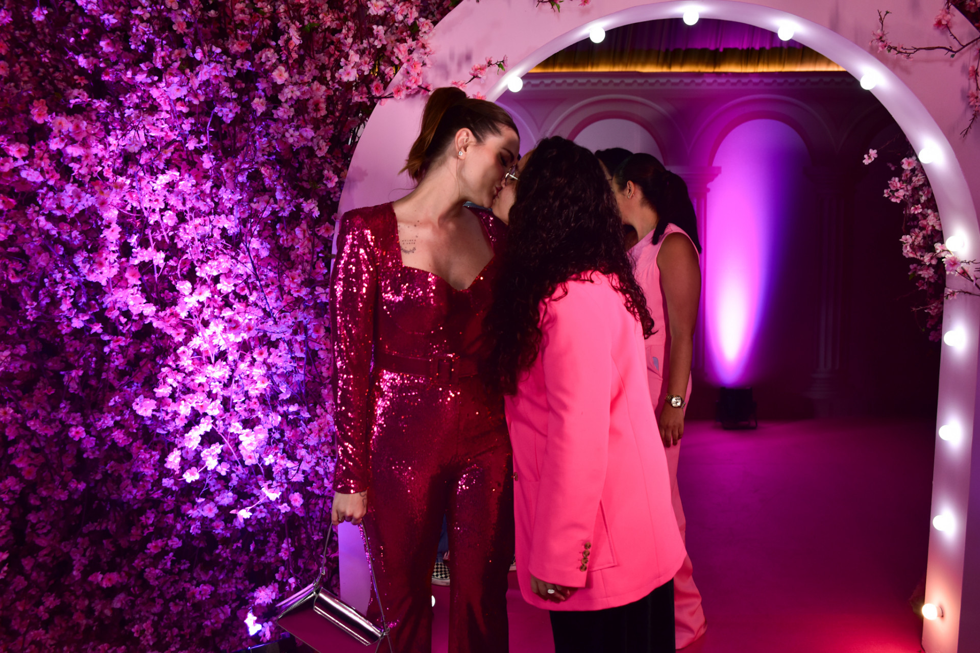 Ex-BBB Marcela Mc Gowan beija a namorada - Leo Franco / Ag. News