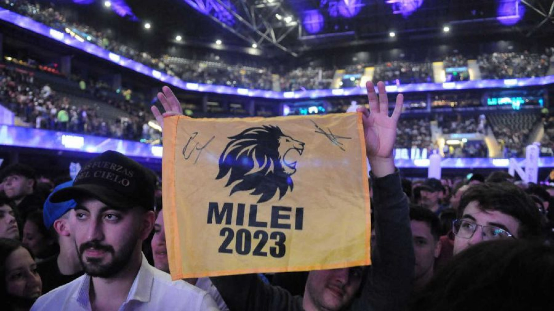 Pessoas presentes na Arena Movistar para o encerramento da campanha de Milei - Sergio Piemonte/Perfil