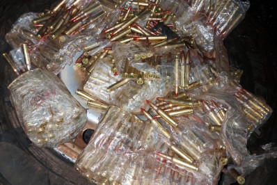 Casal é preso em flagrante com cerca de mil munições para fuzil escondidas em pneu em Seropédica